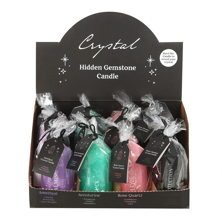 velas con forma de cristal en 4 diseños, cada una con una piedra preciosa en bruto oculta en el interior. Con hasta 5 horas de tiempo de combustión por vela, es el accesorio ideal para complementar tu espacio sagrado mientras estableces intenciones y manifiestas sueños. Los diseños incluyen: Calmante (con cristal de amatista), Suerte (con cristal de aventurina verde), Amor (con cristal de cuarzo rosa) y Protección (con piedra de obsidiana negra). Velita mágica con Piedra natural en bruto en su interior - Imagen 1