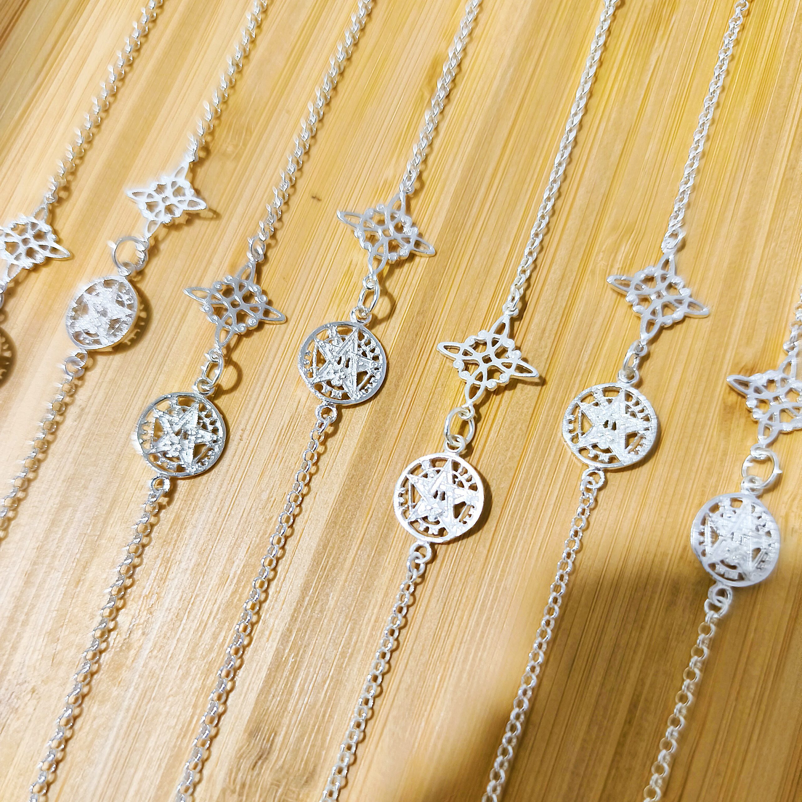 Pulsera Plata de Ley Doble Amuleto – Tetragramatón y Nudo de Bruja Pulsera Plata de Ley Doble Amuleto – Tetragramatón y Nudo de Bruja - Imagen 1