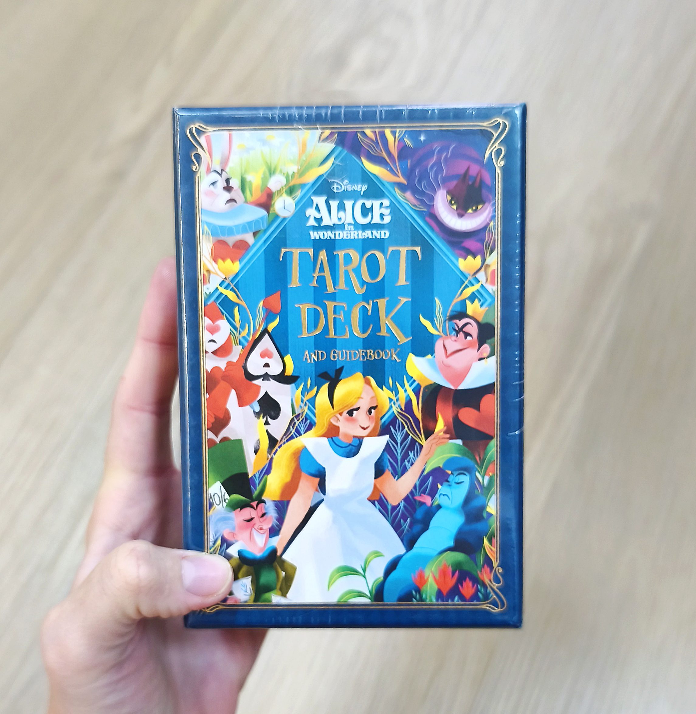 Tarot Alicia en el País de las Maravillas – Cartas y Guía (Inglés) Tarot Alicia en el País de las Maravillas – Cartas y Guía (Inglés) - Imagen 1