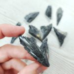 Cianita Negra (Escoba de Bruja) – Piedra Natural