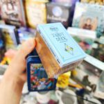 Alicia en el País de las Maravillas- Tarot Mini (Inglés) - Imagen 2