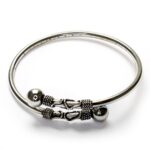Pulsera Bali abierta de plata de ley con terminales en bola