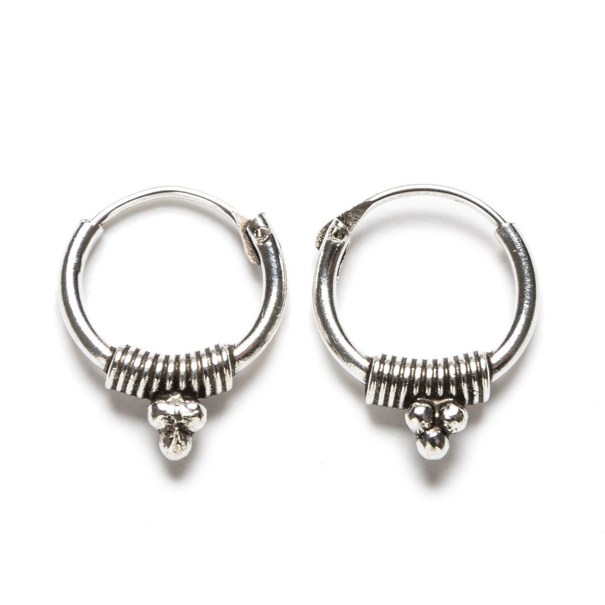 Aros Bali de plata de ley 10 mm con detalle decorativo Aros Bali de plata de ley 10 mm con detalle decorativo - Imagen 1