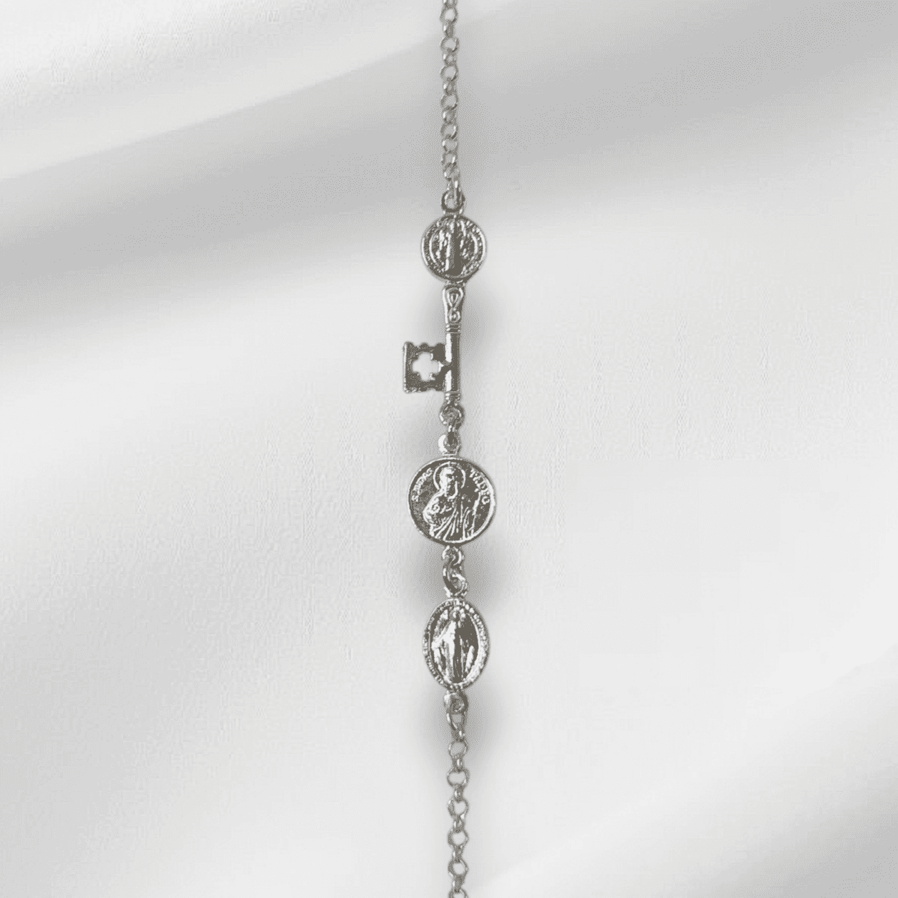 Pulsera de plata con San Judas, llave de San Benito y Medalla Milagrosa Pulsera de plata con San Judas, llave de San Benito y Medalla Milagrosa - Imagen 1