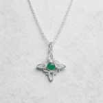 Collar Nudo de Bruja en Plata de Ley con Esmeralda
