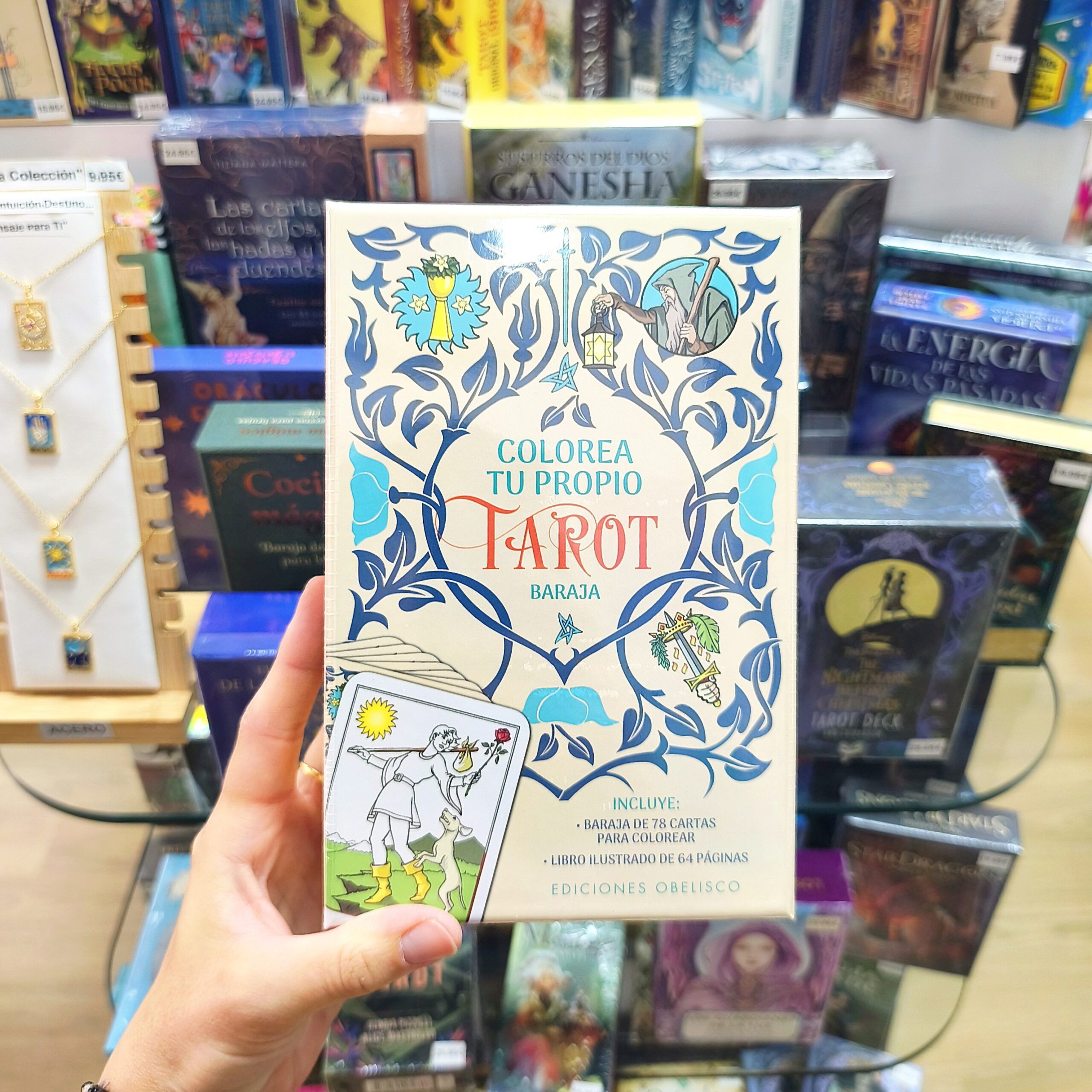 Diseña tu propia baraja con Colorea Tu Propio Tarot. Incluye 78 cartas para colorear y un libro ilustrado para aprender y conectar con el tarot de forma creativa. Colorea Tu Propio Tarot | Baraja de 78 Cartas para Colorear con Libro Ilustrado - Imagen 1