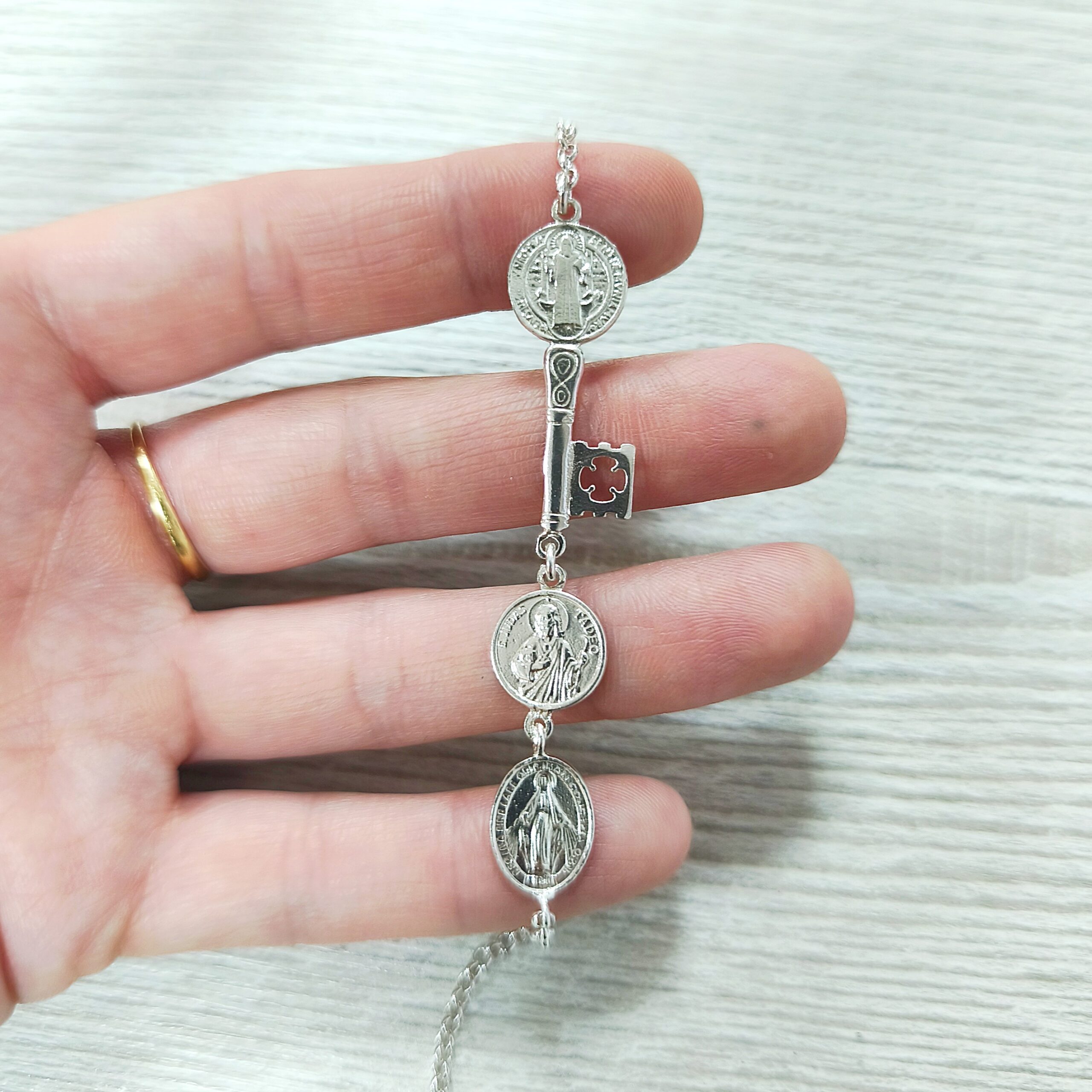 pulsera en plata de ley con la llave de san benito, medalla de san judas tadeo y la medalla de la milagrosa Pulsera en Plata de Ley con la Llave de San Benito, medalla de San Judas y La Milagrosa - Imagen 1